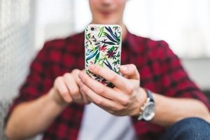young-man-texting-on-iphone_4460x4460